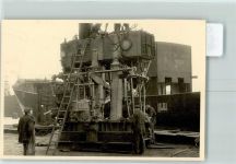 24937 W2390 Flensburg FOTO KEINE AK Werftarbeiter Ort handschriftlich