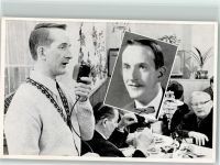 Sepp Glaninger , singender Gastwirt mit einem Mikrofon Funk