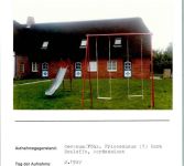 25938 W2270 Oevenum FOTO KEINE AK Friesenhaus Hark Roeloffs Nordansicht Rutsche Schaukel Foto montiert auf Karton