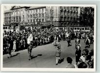 94315 W8440 Straubing Privatfoto AK Trachtenverein Umzug Ort handschriftlich