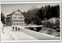 72270 W7292 Obertal , Kr Freudenstadt - Winter Gasthaus Günter`s Kurhof Schlitten- u. Skifahrer