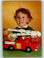 Junge mit einem Feuerwehrauto AK Spielzeug