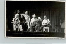 Variete - Humoristische Gruppe auf der Bühne Musik