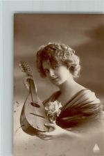 Frau mit einer Laute Fotokarte 1924 AK Zupfinstrument