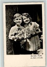 Sohn mit Rosenstrauß und Tochter mit einem Blumenstrauß Muttertag