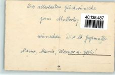 Sohn mit Rosenstrauß und Tochter mit einem Blumenstrauß Muttertag