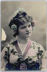 Mädchen mit Blumen im Haar Haarmode Gebrauchsspuren