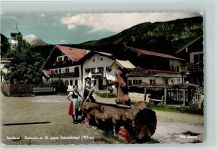 82490 W8105 Farchant - Dorfmotiv Brunnen mit Blick gegen Brünstelskopf