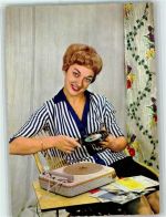 Frau mit einem Plattenspieler ca 1965 AK Plattenspieler