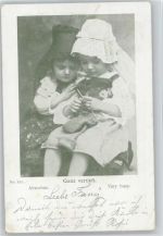 Kinder ganz vertieft mit Strickzeug Stricken 1900