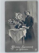 Serie EAS 4103-4 - Mädchen mit Bibel steht am Tisch mit schöne Blumen, Foto AK Konfirmation