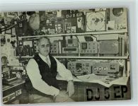 DJ 5 EP vor seinen technischen Funkgeräten Qsl-Karte
