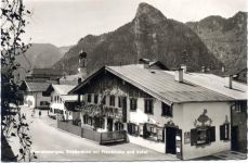 82487 W8103 Oberammergau 1962 - Oberammergau, Straßenbild mit Pfarrkirche und Kofel,C. Schweizer AKU2