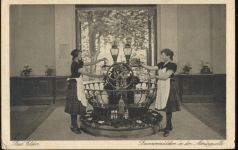 08645 O9933 Bad Elster 1933 - Bad Elster, Moritzquelle in einem Kursaal, zwei -Brunnenmädchen-, Servicekräfte,Franz Landgraf AKU2
