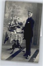 Junge mit Buch Konfirmation