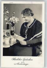 Frau liest Buch Muttertag