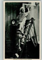 Frau beim Fenster putzen ca 1940 AK Haushalt