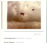 27472 W2190 Altenwalde FOTO KEINE AK Segelflugplatz Flugtag Falschirmspringer Foto montiert auf Karton