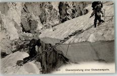 Überschreitung einer Gletscherspalte Alpinismus AK Bergsteiger
