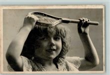 kleines Mädchen mit einem Tennisschläger Tennis 1916