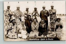 O2356 Baabe , Ostseebad Orientalische Gäste im Bademantel Satire Strandleben Bademode