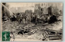 Paris Feuerwehr Les pompiers noyant les decombres AK Motiv Frankreich 1907 Gebrauchsspuren
