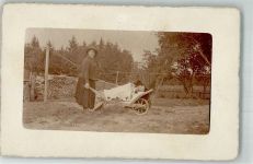 Humor Mann liegt in einer Blumenkarre Transvestit Privatfoto AK