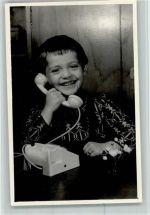 Junge telefoniert Telefon