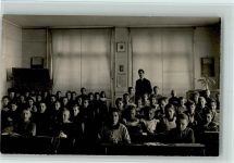 6. Schulklasse mit Lehrer im Unterrichtsraum 1919 AK Schule Foto AK