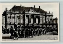 Kopenhagen København - Vagdparaden paa Amalienborg Slot Wachparade an der Amalienburg
