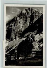 Dachstein Südwandhütte - Vor der Dachstein-Südwandhütte gegen Dachstein-Südwand