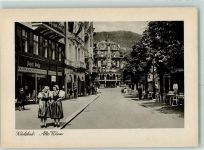 Karlovy Vary Karlsbad Gebrauchsspuren Alte Wiese Tracht WK II