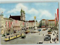 4020 Linz Gebrauchsspuren Hauptplatz Fahnen Straßenbahn Brunnen Oldtimer