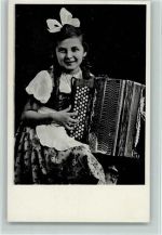 Mädchen mit einem Akkordeon AK Ziehharmonika