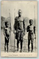 Schwarzafrikaner und seine Kinder