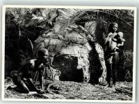 W2800 Bremen Übersee-Museum Pygmäenfamilie vor ihrer Hütte Afrikan. Volkstyp Foto AK