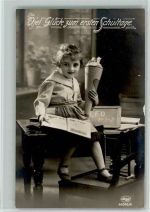 Amag Serie 63506-6 - Erster Schultag - Schultüte - Mädchen im Klassenzimmer mit einer Schiefertafel, Schulpult, Fibel Foto AK Schule