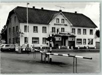 53940 W5374 Hellenthal , Eifel Foto AK Hotel Schröder Losheimergraben Diekirch Bitburger Pils Bier Auto Tankstelle Schranke Deutsch Belgische Grenze