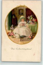 August Rökl Nr. 1428 Das Geburtstagskind Mädchen im weißen Kleid liest umgeben von Blumen die Geburtstagspost Katze Ebner, Pauli Künstlerkarte