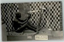 O8000 Dresden Nupe Mann Nordafrika am Trittwebstuhl im Museum Afrikan. Volkstyp