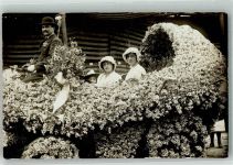 Menton Frauen in einem einem Kinderwagen nachempfundener Blumenkutsche Ort lt. Fotograf Marpo Blumentag Gebrauchsspuren