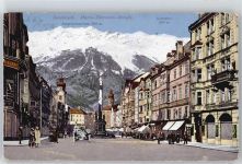 Innsbruck Denkmal Auto Fußgänger Haus Berg Motiv