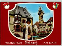 97332 W8712 Volkach - Der Volkacher Ratsherr in histor. Tracht vor dem Rathaus mit Marienbrunnen