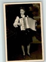 Frau spielt Akkordeon v. Traviata, Privatfoto AK Musikinstrument