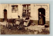 Volkstypen - Alte Frauen sitzen vor dem Haus , gute Erhaltung Spitze (Klöppeln) 1928