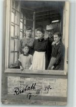76437 W7550 Rastatt 1919 Privatfoto AK Familie am Fenster