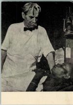 Albert Schweitzer bei der Visite in seinem Urwaldspital in Lambarene Spenden AK Prominente