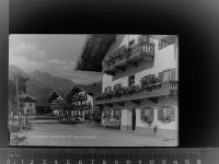 83224 W8215 Rottau , Chiemgau GLASNEGATIV Dorfstrasse m. Gedererwand