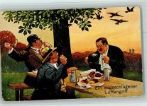 Männer trinken Bier- Vogelangriff AK Humor