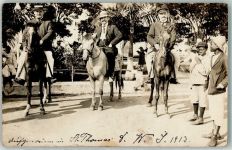 1913 Privatfoto AK Gruppenfoto Ort handschriftlich